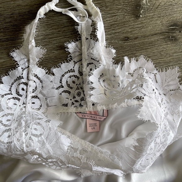 Elegant White Lace Nightgown - Picture 2 of 4